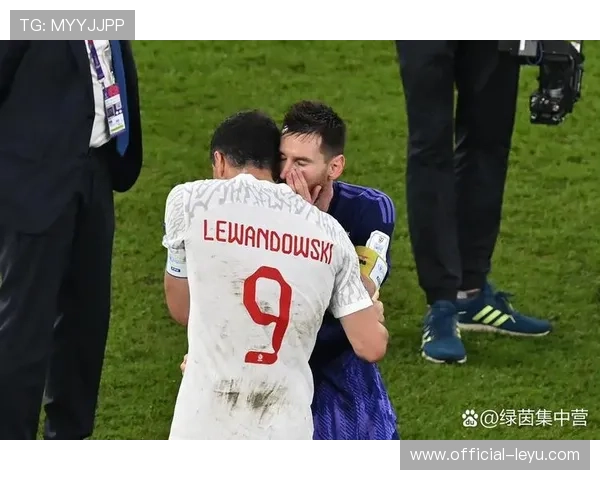 梅西转会巴黎后首度亮相 对阵老东家巴萨引发热议